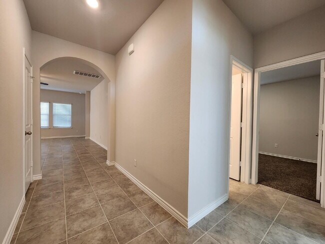 Foto del edificio - "Bright and Beautiful 3-Bedroom 2-Bath Hom...