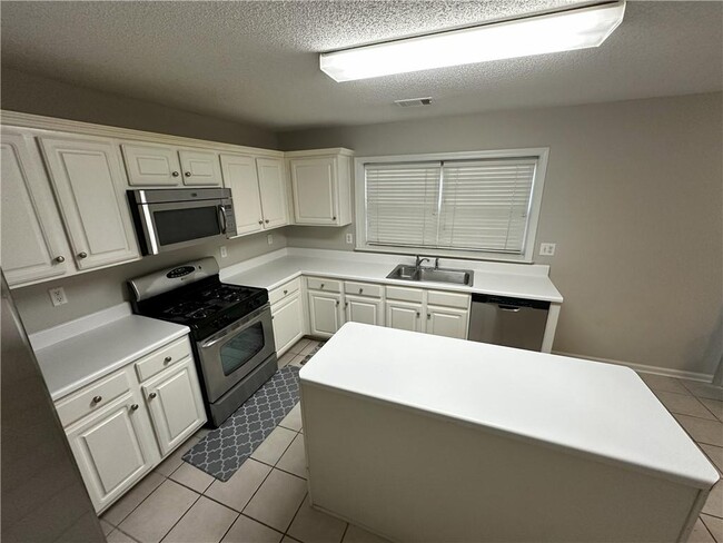 Building Photo - 130 Sessingham Ln