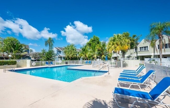 Foto del edificio - 17500 NW 67th Pl