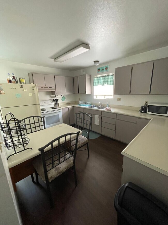 Building Photo - Your Ideal Home Close to Campus!