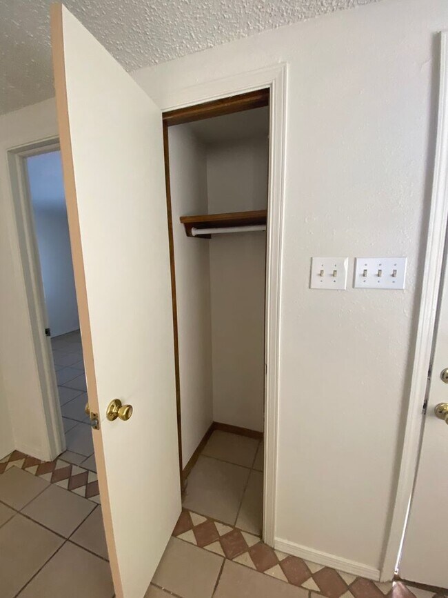 Building Photo - Cute 2 bedroom, 2 bath duplex, spacious ba...