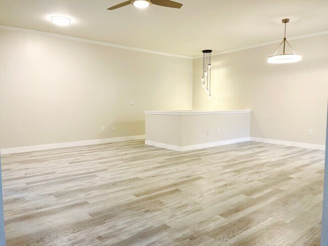 Building Photo - Come see this modern, elegant condo in Celebration!