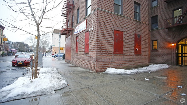 Building Photo - 564 E 3rd St