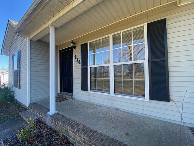 Building Photo - Close to post and Move in Ready!