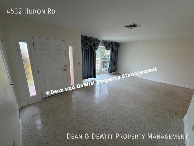 Foto del edificio - 4532 Huron Rd