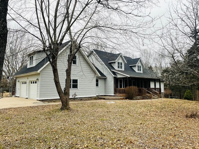 Building Photo - Beautiful Country Home!