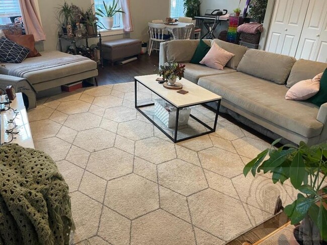 Building Photo - 1 bedroom in CHICAGO IL 60613