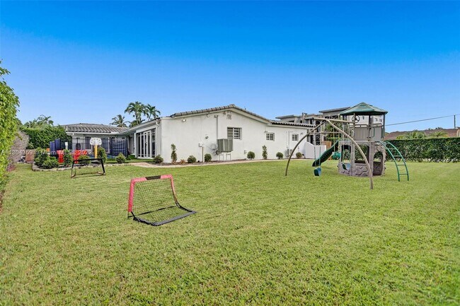 Building Photo - 3101 NE 164th St