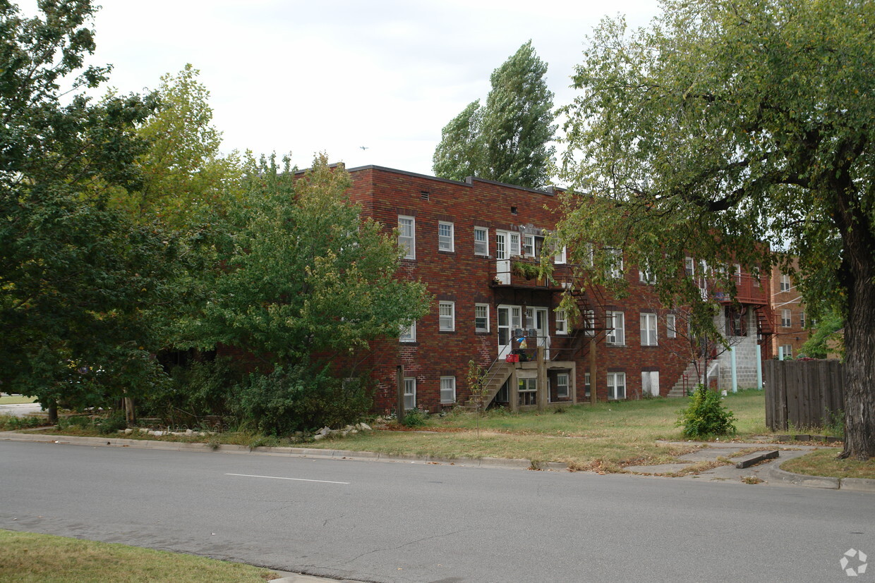 Primary Photo - 425 N Emporia St