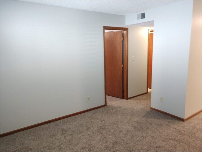Foto del edificio - 4 Bedroom Apartment in Central MHK - Near Aggieville!