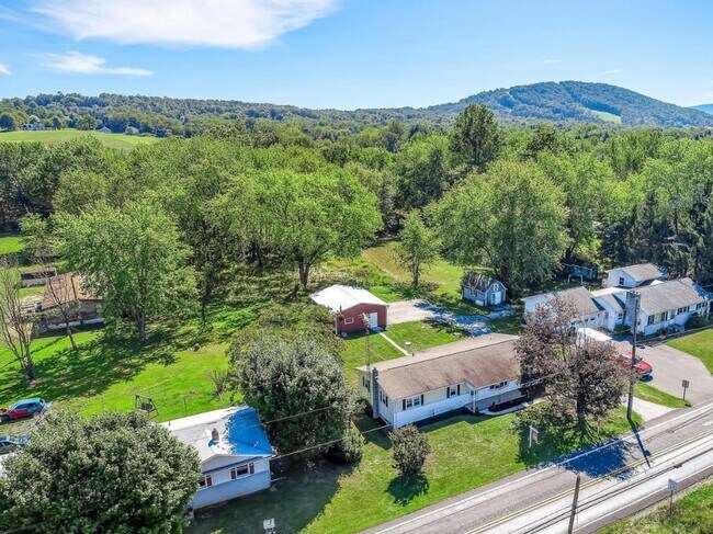 Building Photo - Coming Soon! 3 Bedroom 1.5 Bath Home in Fa...