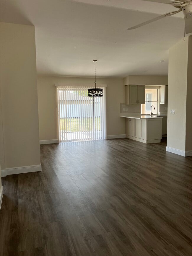 Comedor con vista al patio - 3712 SW 5th Pl