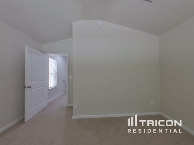 Building Photo - 213 Spring Knoll Dr