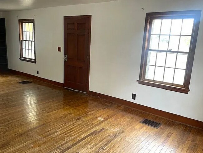 Building Photo - 813 E Washington St