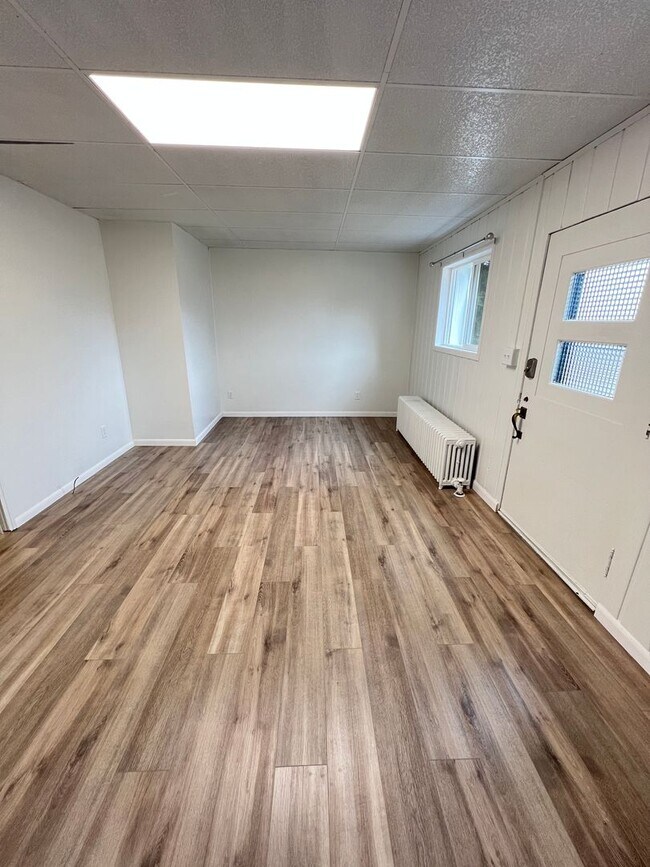 Building Photo - AVAILABLE JUNE - Fully Remodeled 2 Bedroom!