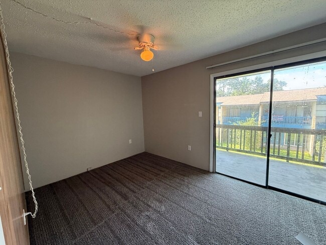 Building Photo - * MOVE IN SPECIAL * 1/2 OFF 2ND MONTH'S RENT!! Spacious 876 SF Unit - 2 bd / 1 ba near UF - Brand...