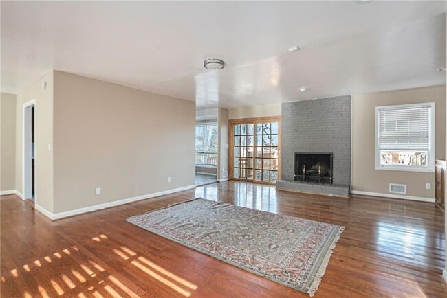 Building Photo - 2623 Lake Flair Cir NE