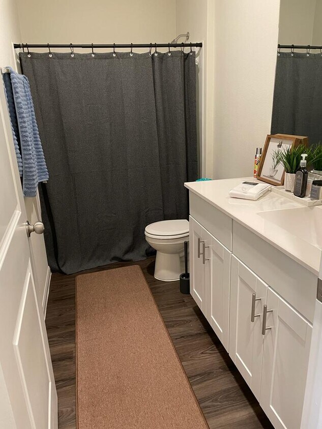 Foto principal - 6414 Lakeview Haven Dr