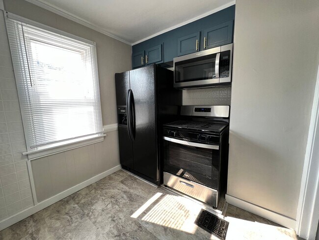 Foto del edificio - 3 bedroom available for a move very soon!