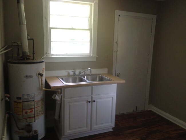 Building Photo - **AVAILABLE NOW**2 bedroom / 1 bathroom Ho...