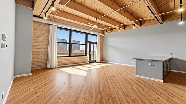 Building Photo - 1040 W Adams St