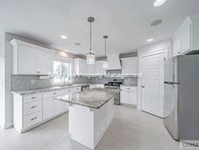 Building Photo - 5660 Truscott Dr