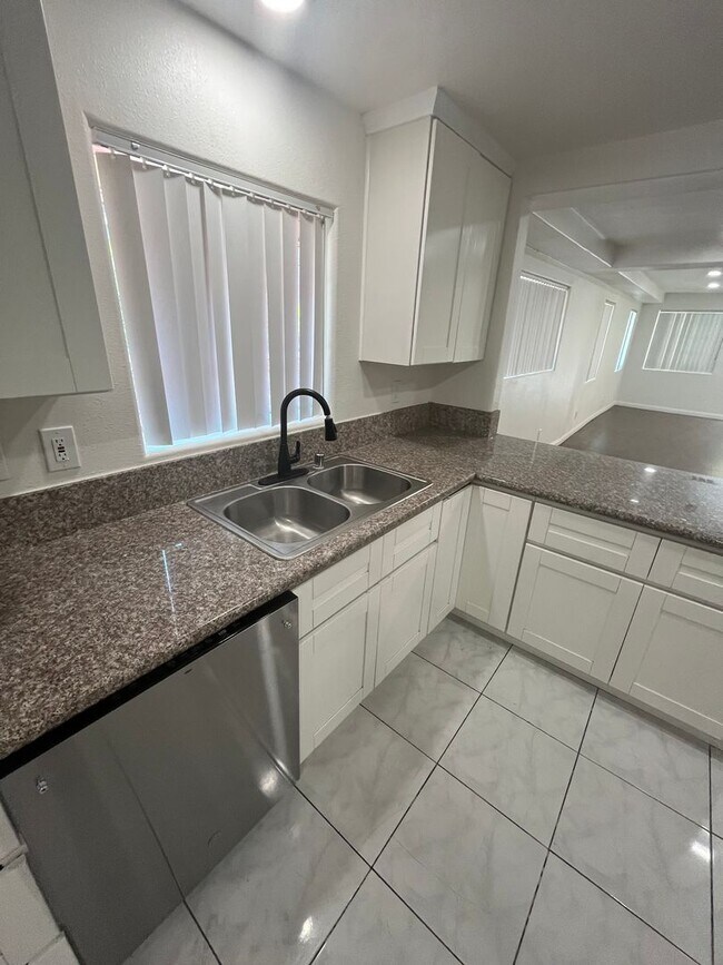 Building Photo - 556 Mar Vista Ave