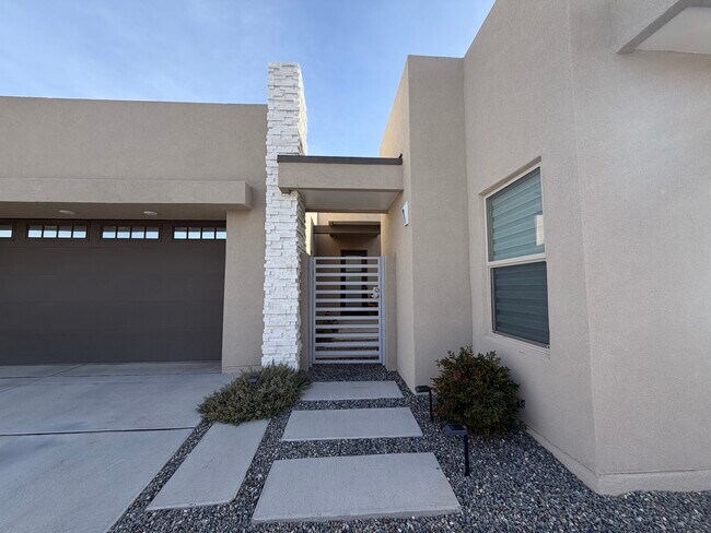 Foto del edificio - 7900 Tiburon Hills Drive NW