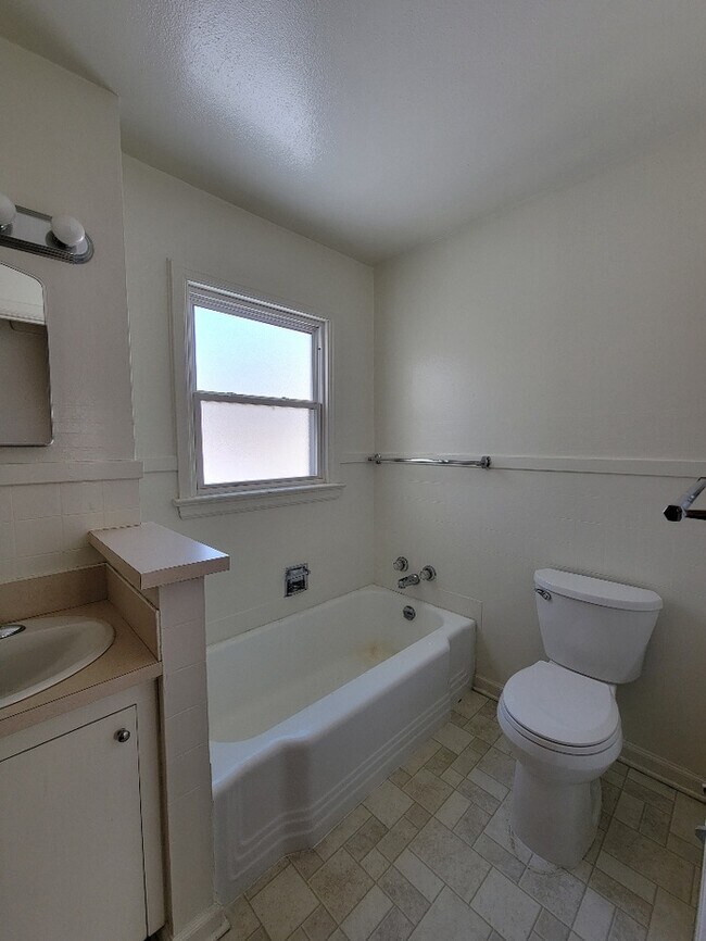 Building Photo - 1708 Walnut Dr