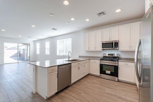 Foto del edificio - Modern Elegance: Spacious 5 BR Home with E...