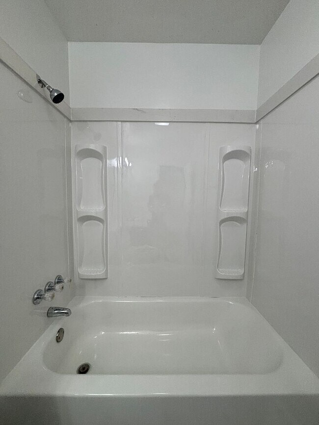 Building Photo - Remodeled 2 bedroom 1 bath duplex availabl...