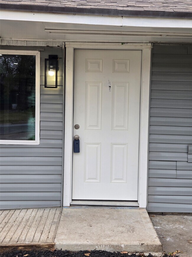 Foto del edificio - 5823 Lyndhurst Dr