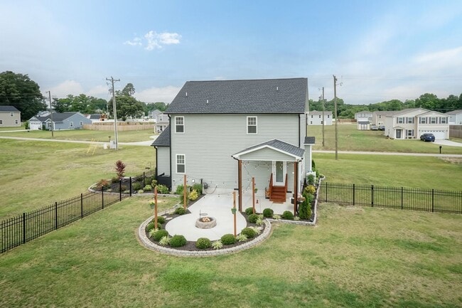 Building Photo - Three Bedroom Home!