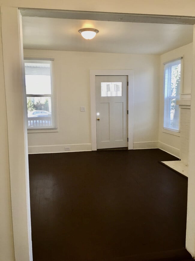 Building Photo - 1110 Grace Unit A