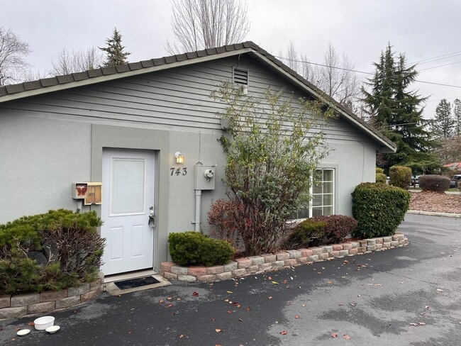 Building Photo - Nice 1 Bedroom 1 Bath Home-Garage