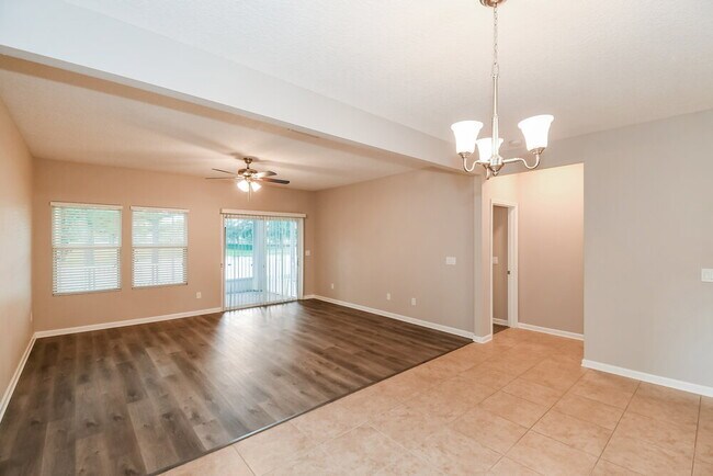 Foto del edificio - 2325 Creekfront Dr