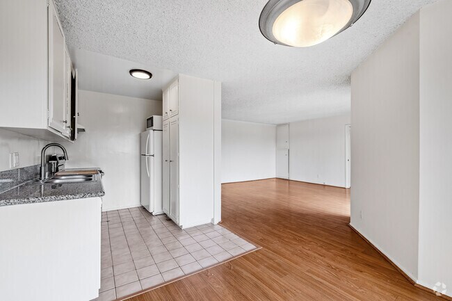 2 habitaciones, 2 baños - 1000 pies cuadrados - Cocina - 11645 Chenault St & 11625 Montana Ave.