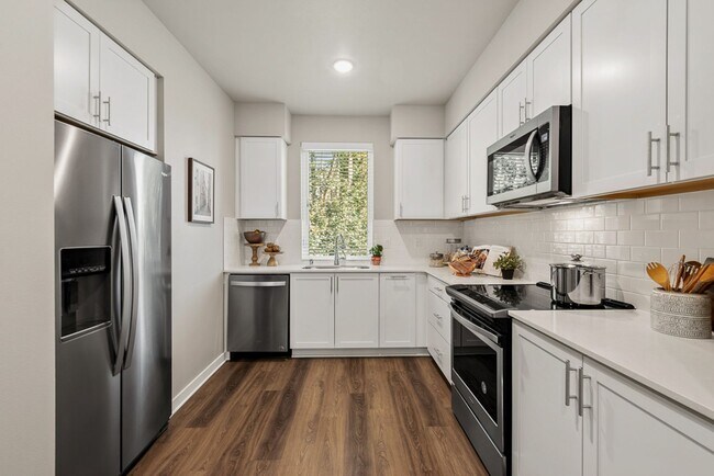 Building Photo - 1332 sf | 2 Bedroom 2.5 Bath Townhome | 2 ...