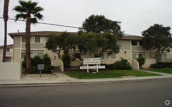 Building Photo - Royal Jason Townehomes