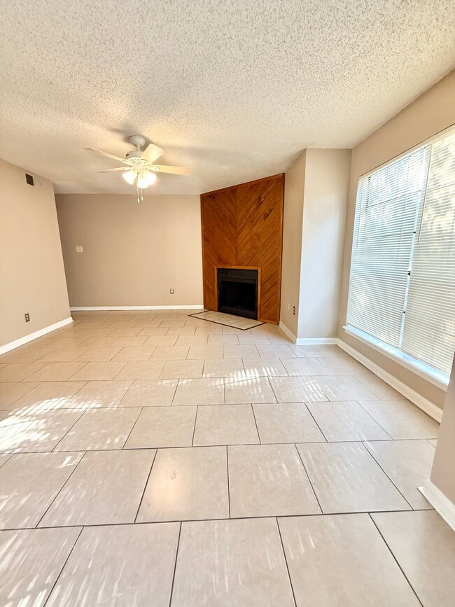Building Photo - 10125 Ballina Ave