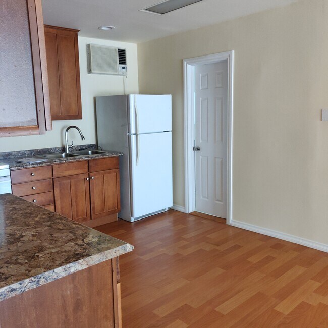 Foto del edificio - 2145 Tyler Ave