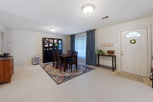 Foto del edificio - 2114 Hewitt Dr