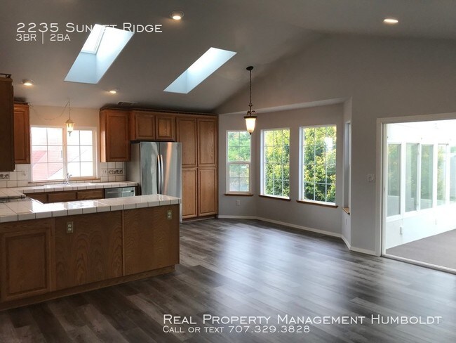 Foto del edificio - 2235 Sunset Ridge