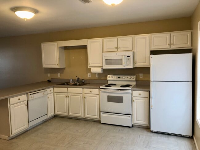 Kitchen - 111 Heatherbrook Ct