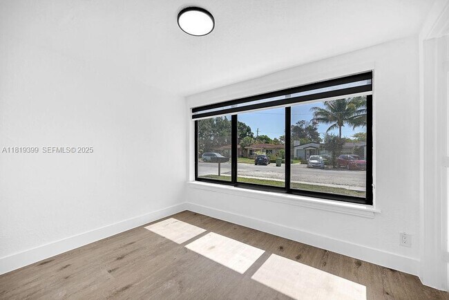 Building Photo - 12400 NE 11th Ct