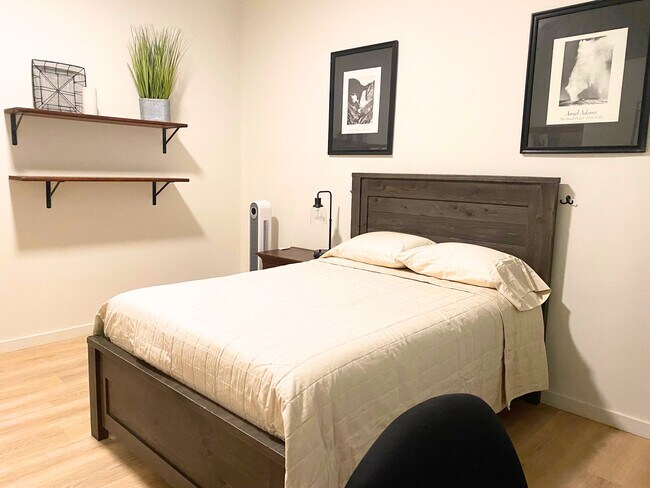 Habitación 5: Ropa de cama limpia y mucho espacio de almacenamiento. - 8941 E 24th Ln