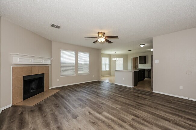 Foto del edificio - 7024 Lake Jackson Dr