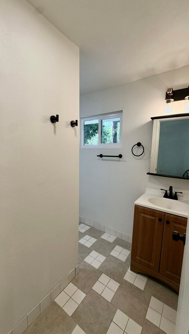 Building Photo - 2721 W Olive Ave