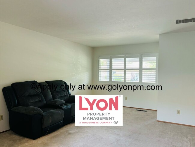 Foto del edificio - Spacious 2 bedroom, single level duplex in...