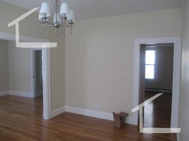 Building Photo - 92 Surrey St